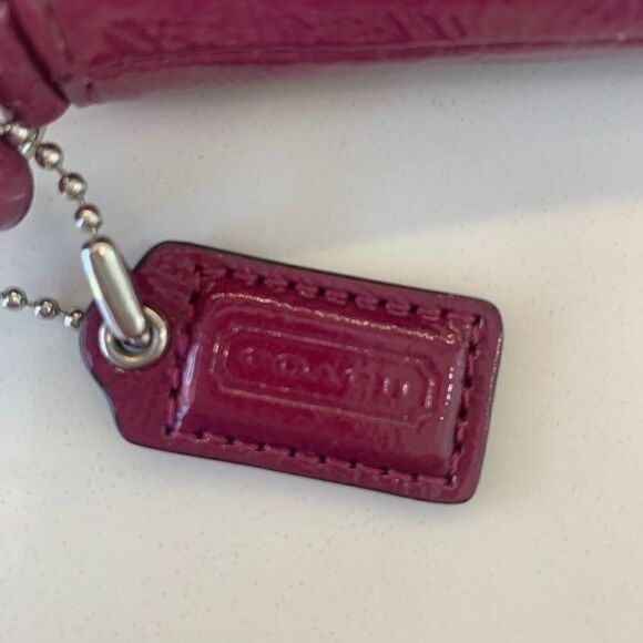 AUTHENTIC COACH Wristlet Patent Leather Pink - Picture 6 of 7
